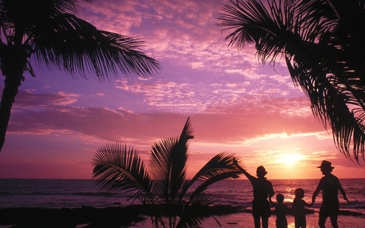 Люди провожают солнце