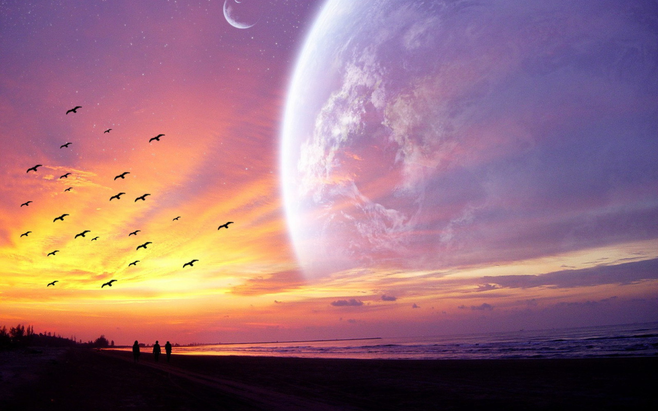 Люди смотрят на закат