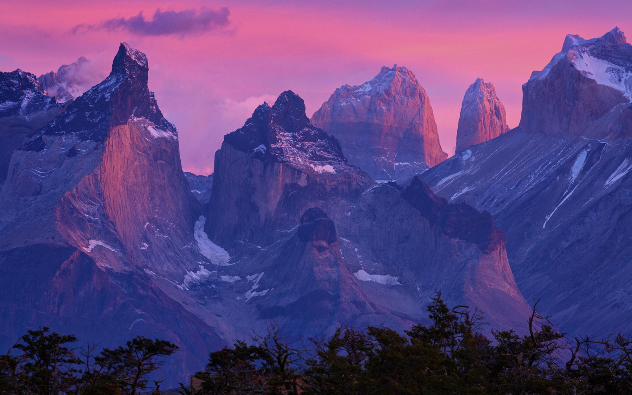 Розовый закат в горах