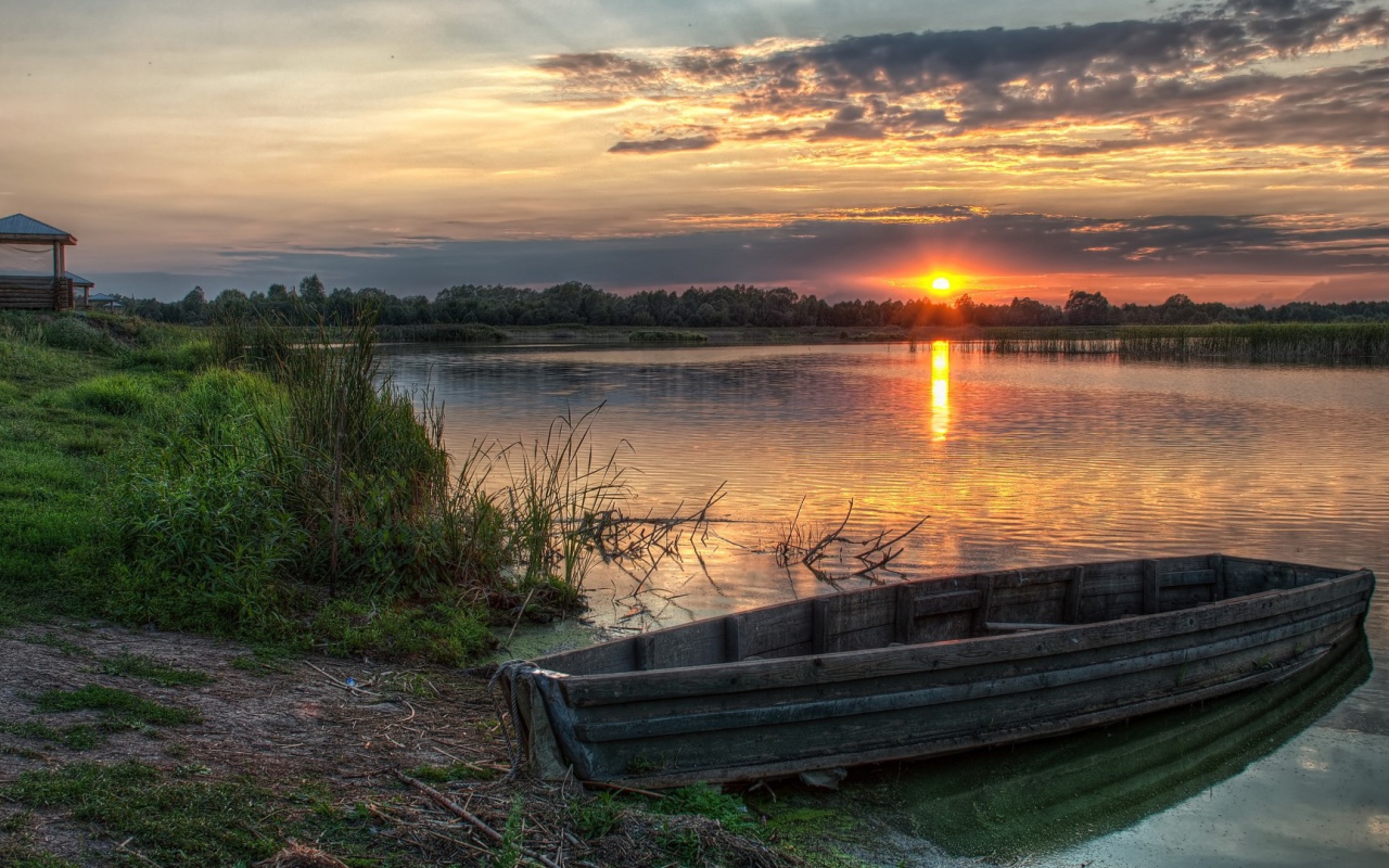 Закат на озере в деревне