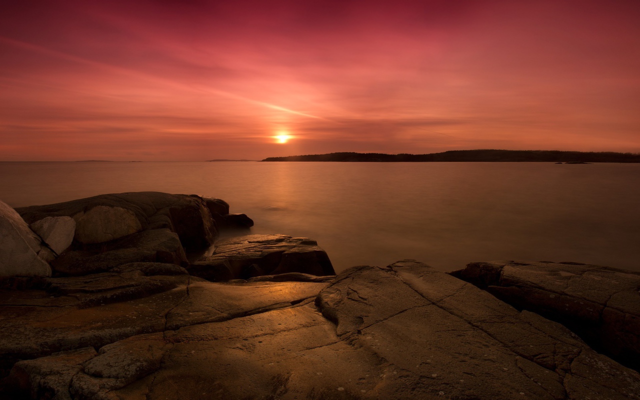 Закат на каменном берегу