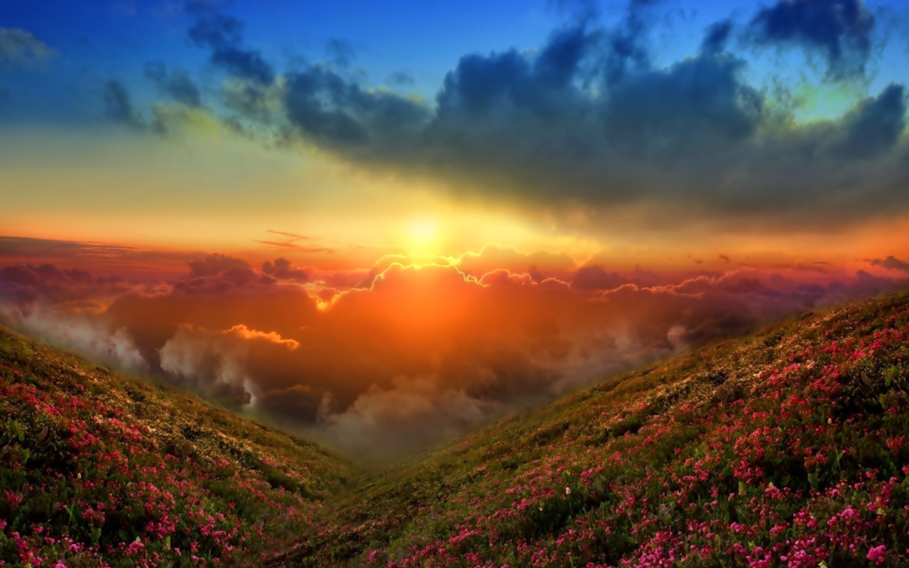 Солнце между облаками в горах