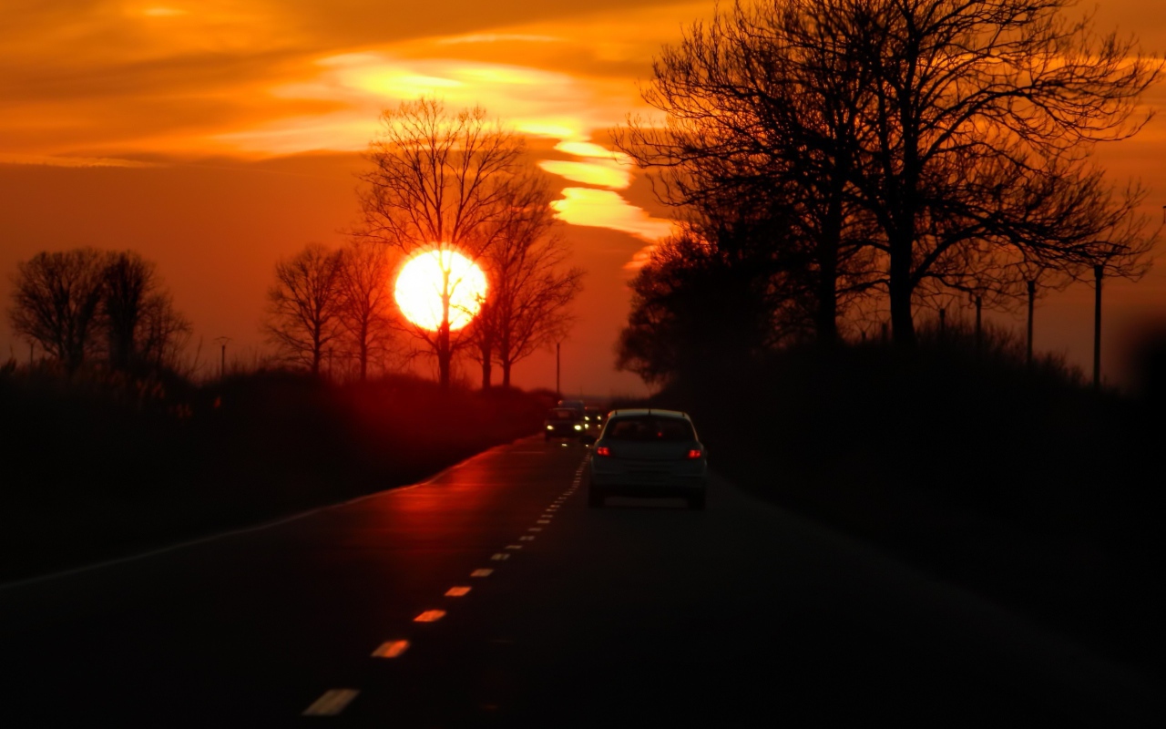 Красный закат на дороге