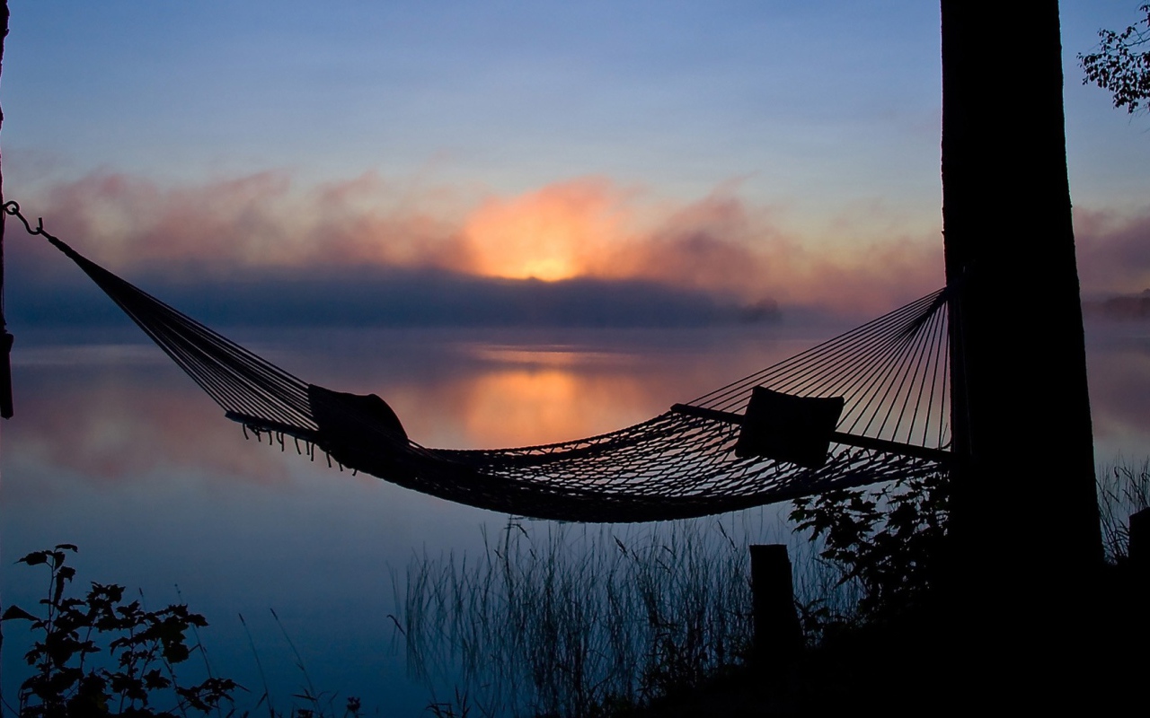Гамак у озера на закате