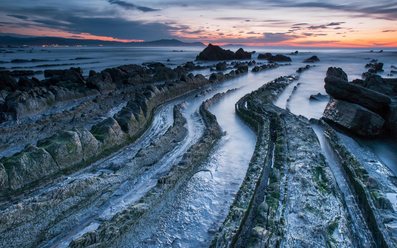 Закат на скалистом берегу