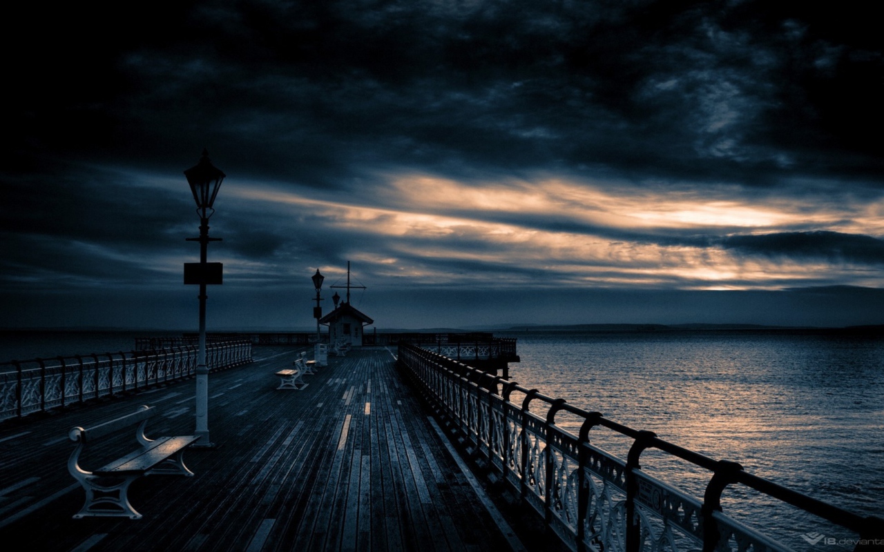 Закат на причале со скамейками