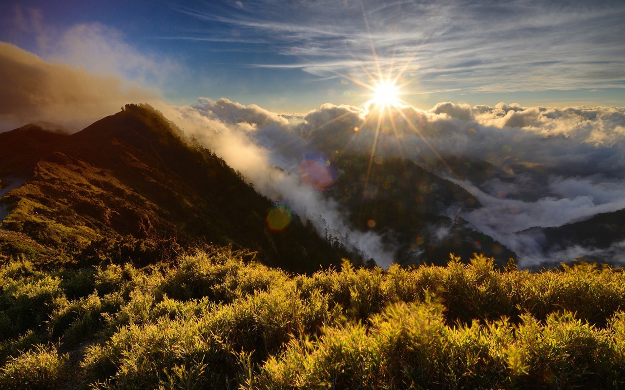 Солнце садится за горы
