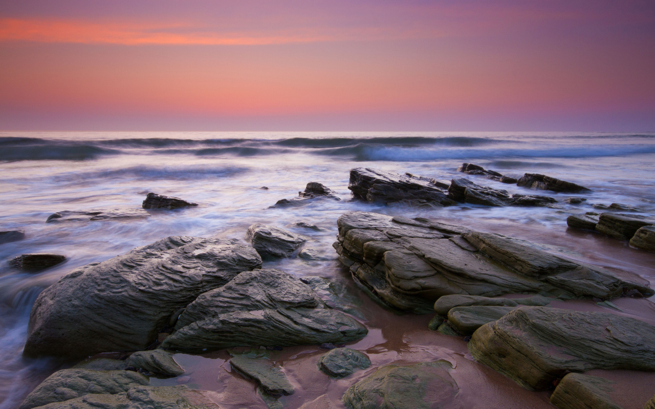 Волна накатывается на берег
