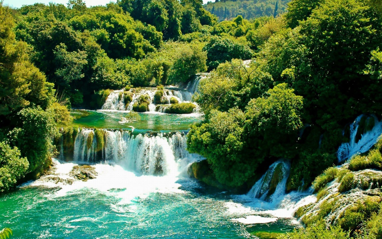 Водопад среди деревьев