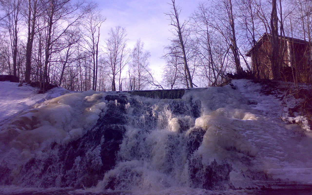 Замерзший водопад и хижина лесника