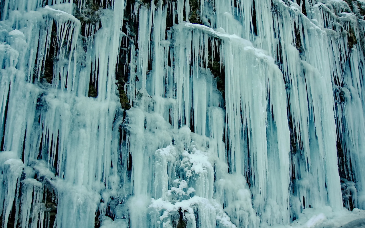 Замерзший водопад в голубых красках