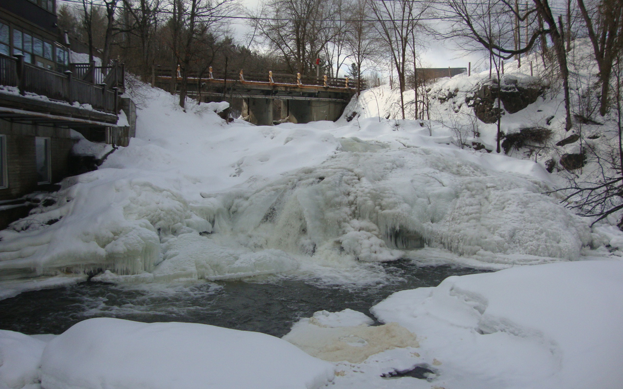 Замерзший водопад в США