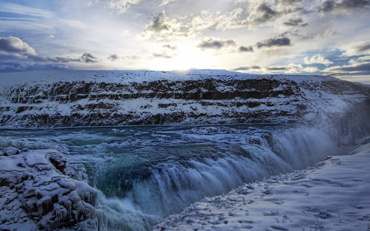 Замерзший водопад на горном плато
