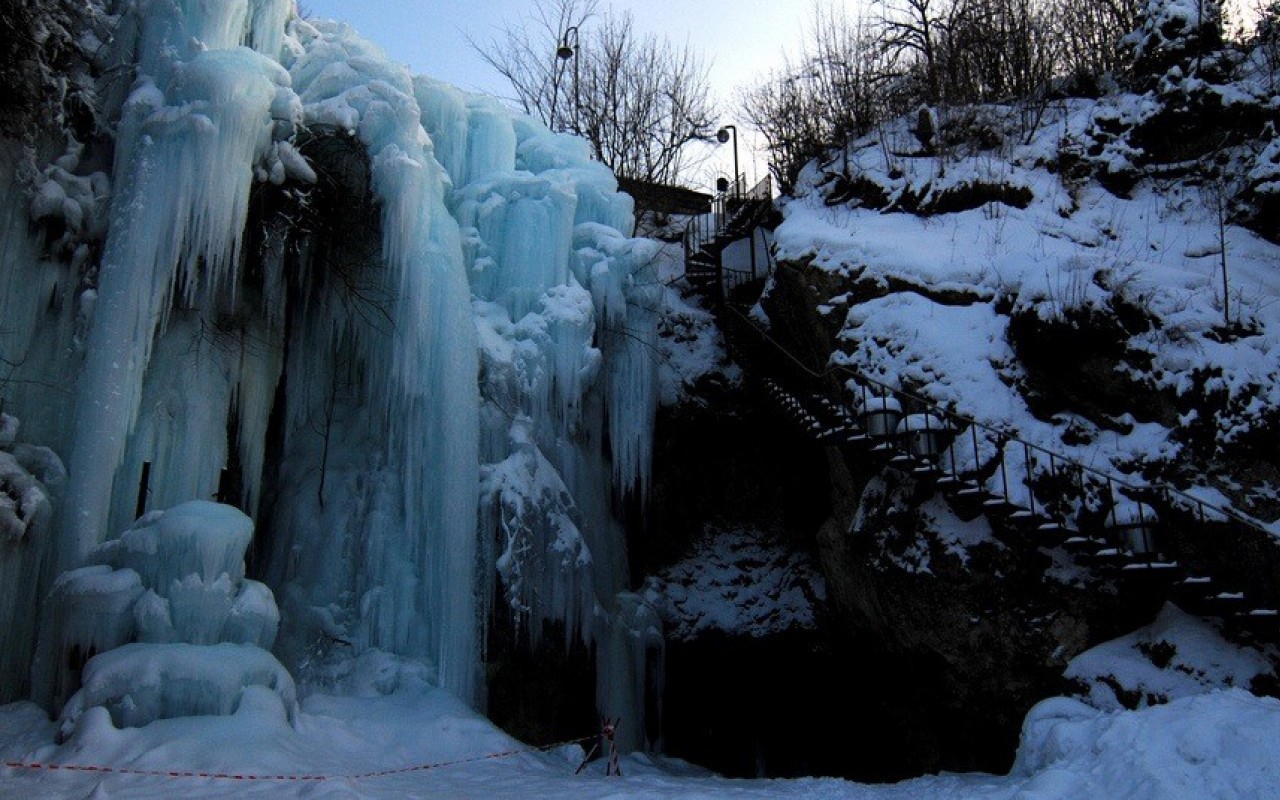 Лестница на замерзший водопад