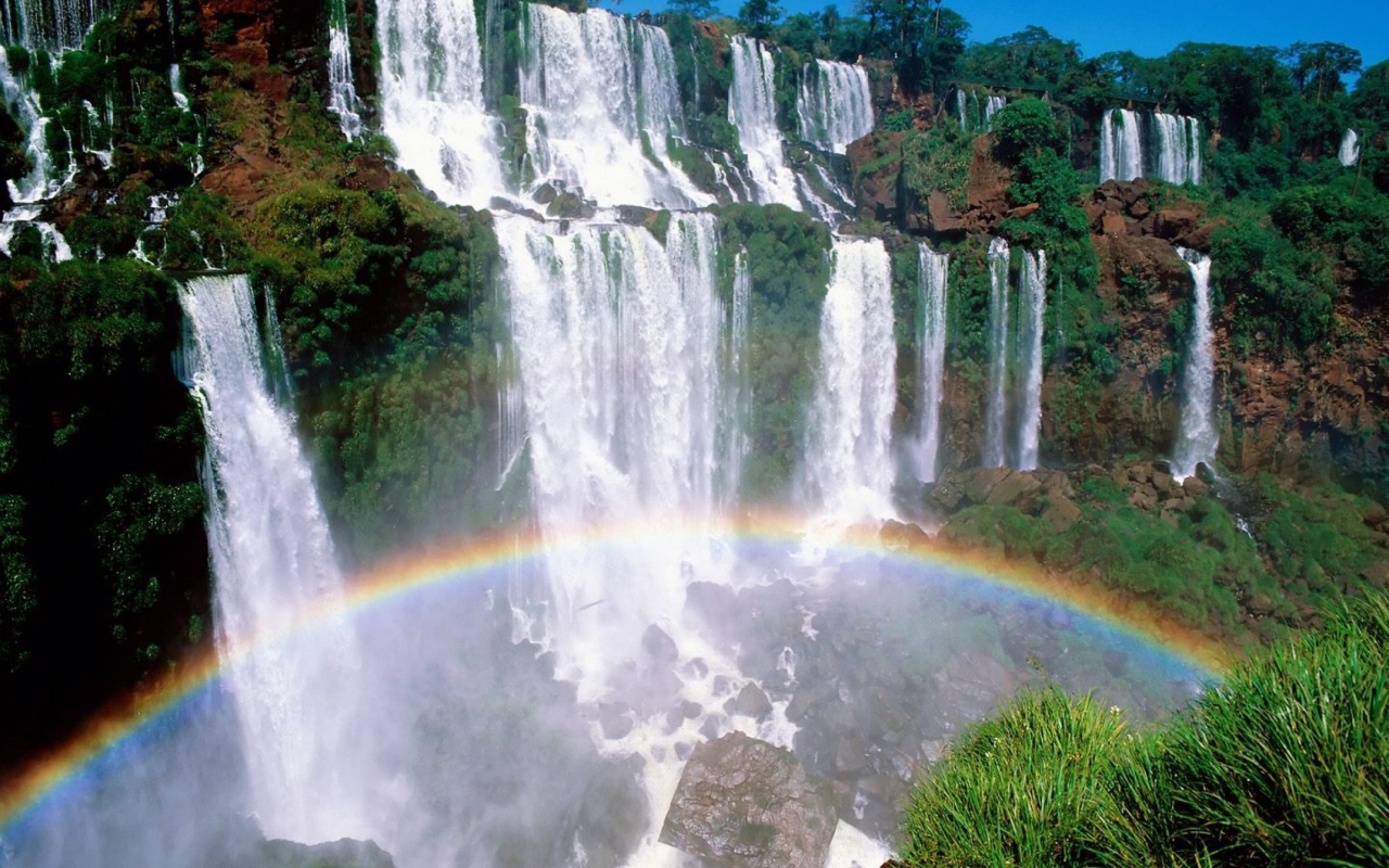 Радуга под водопадом
