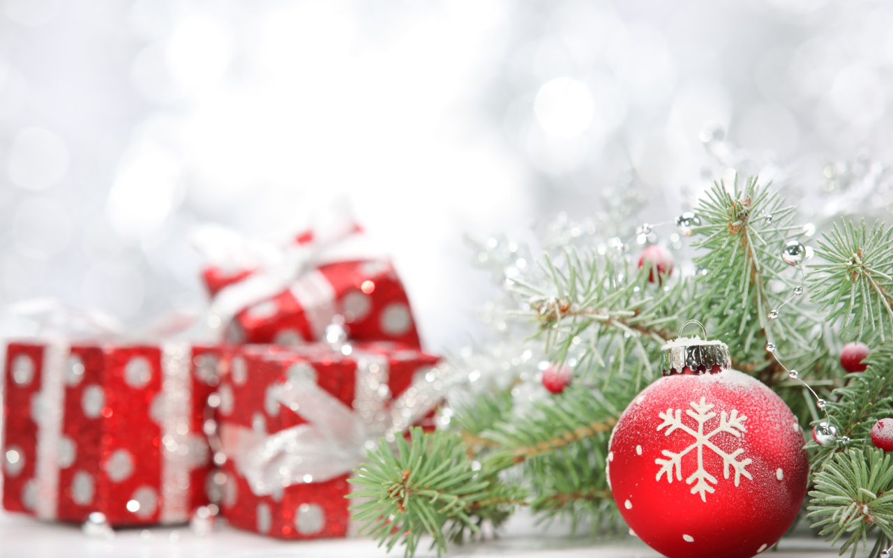 Красный шар с белой снежинкой