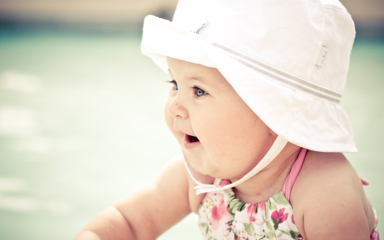 Милый ребенок в шляпе