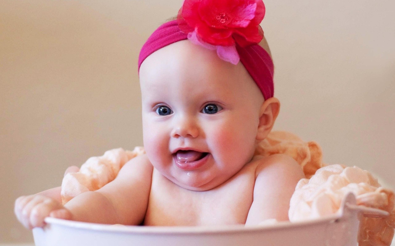 Ребенок купается и улыбается