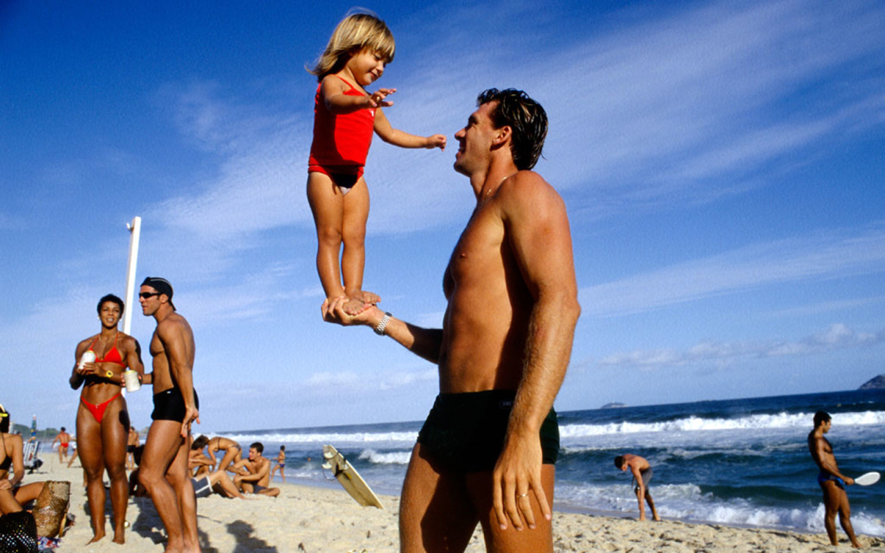 Ребенок на руке мужчины