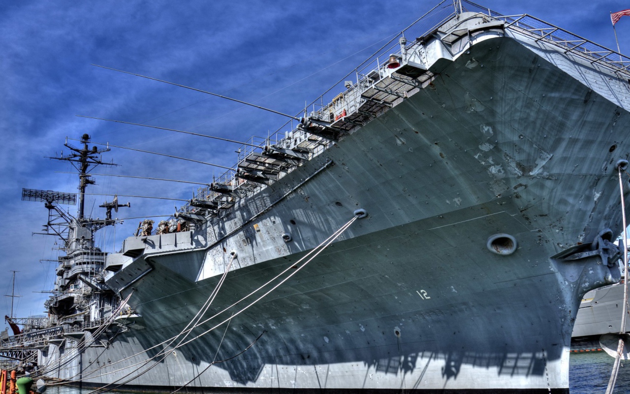 Авианосец у причала