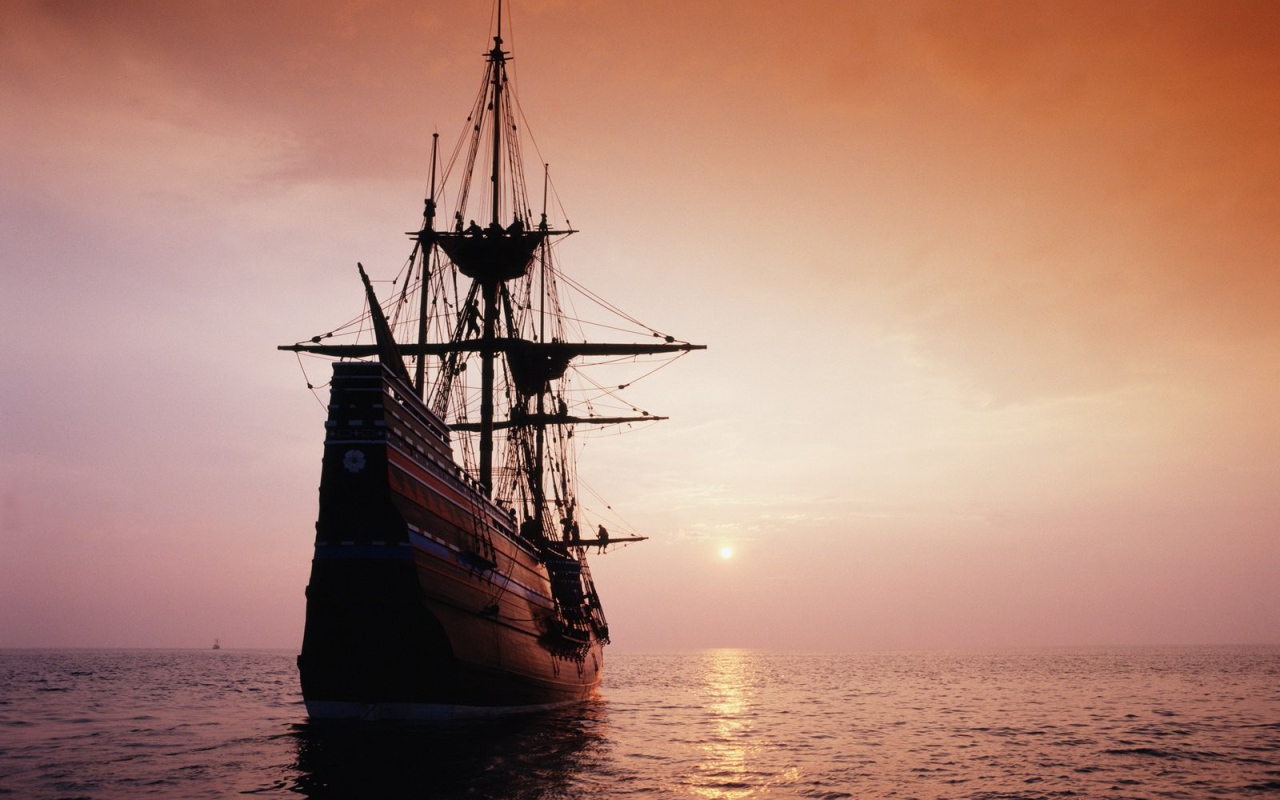 Парусник идет на закат солнца