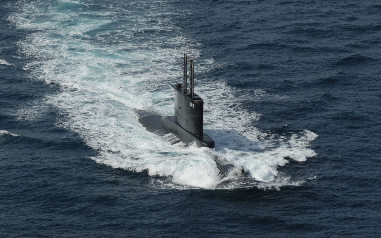 Подводная лодка в море