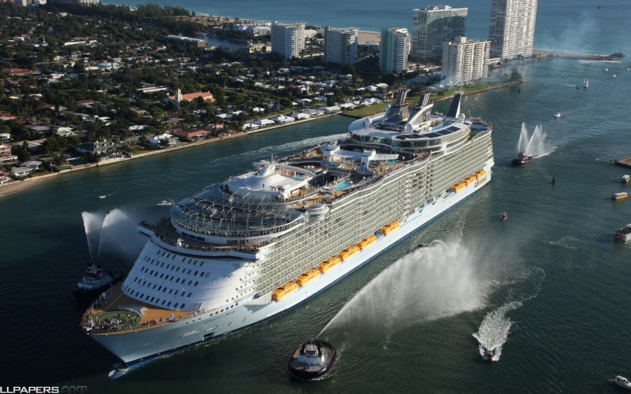 Круизный лайнер прибыл в порт