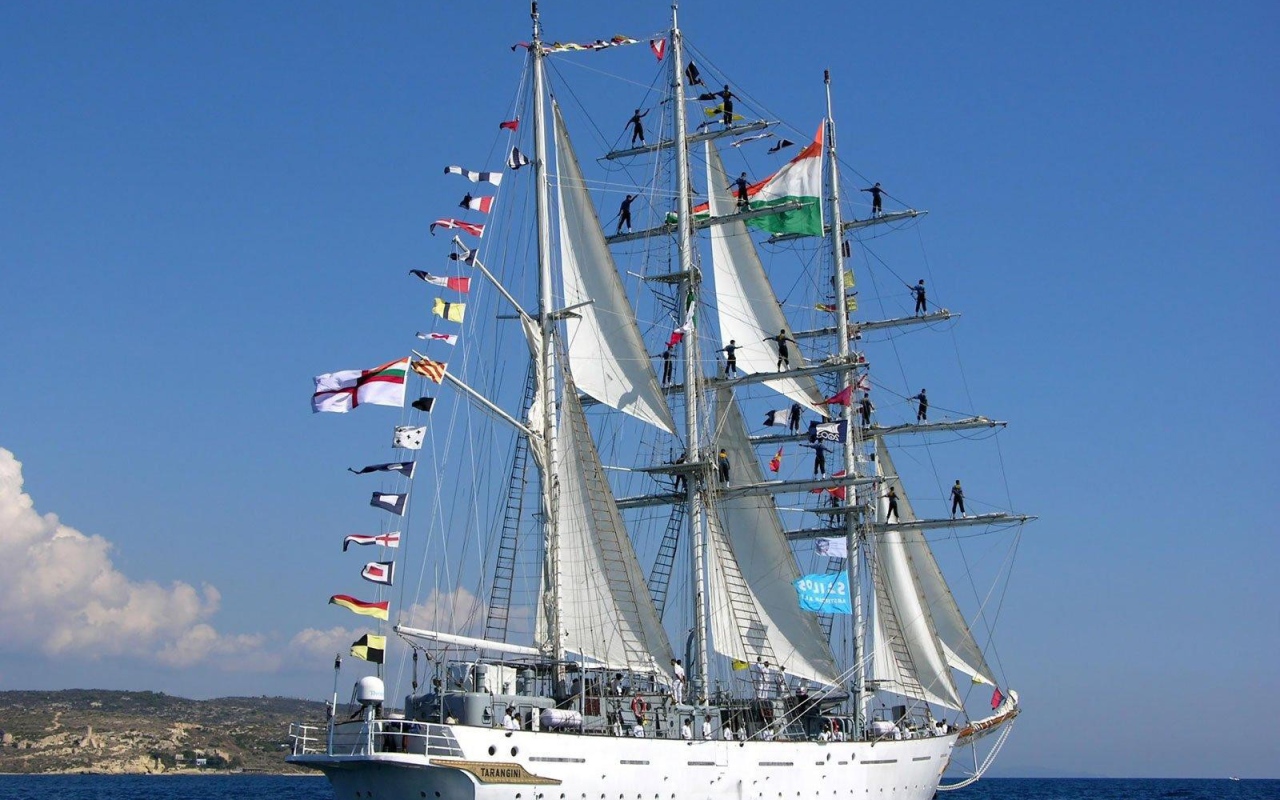 Парусник выходит в море