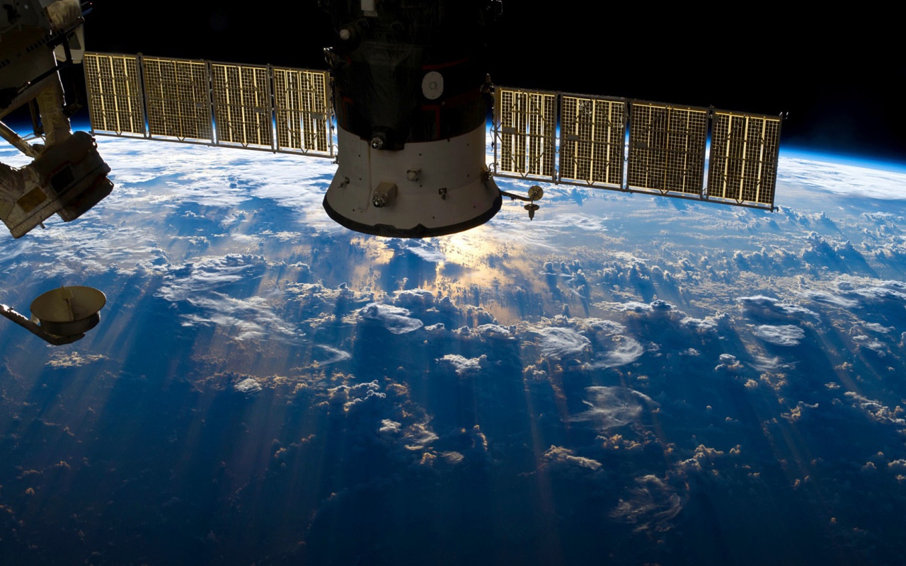 Спутник над планетой