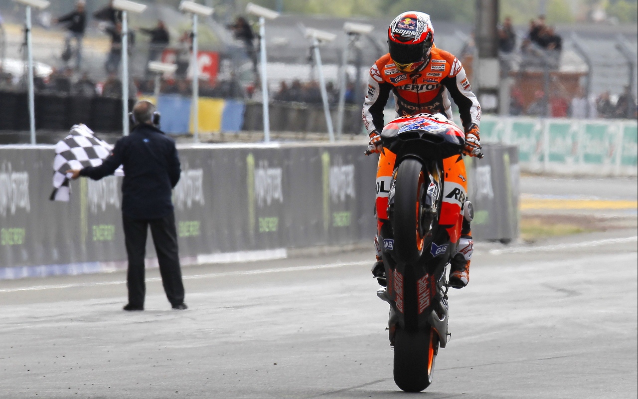 Стонер закончил гонку