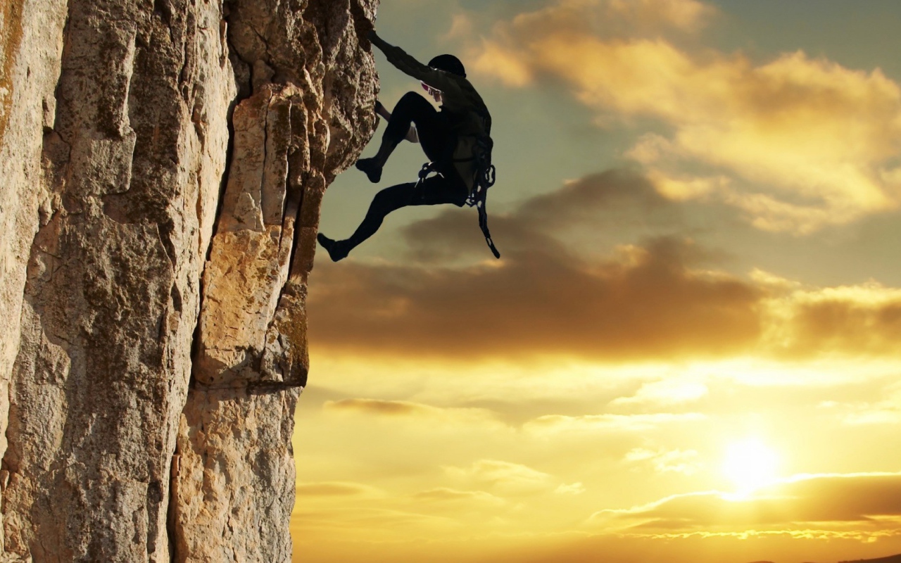 Человек лезет на скалу