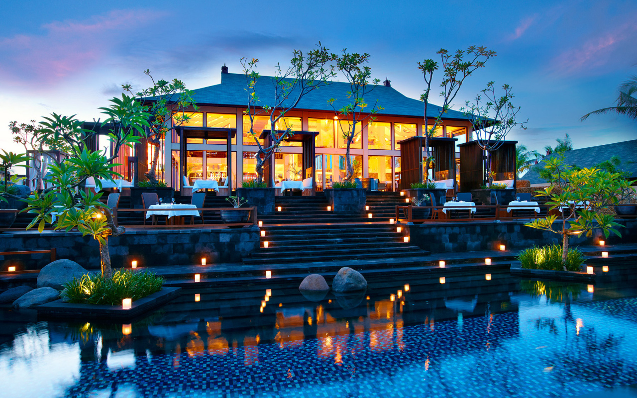 Вечерние огни отеля на Бали