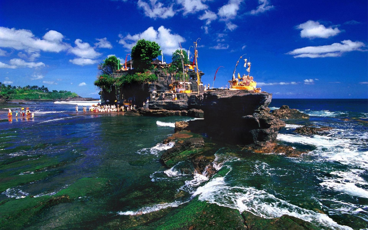 Скалы у берега Бали