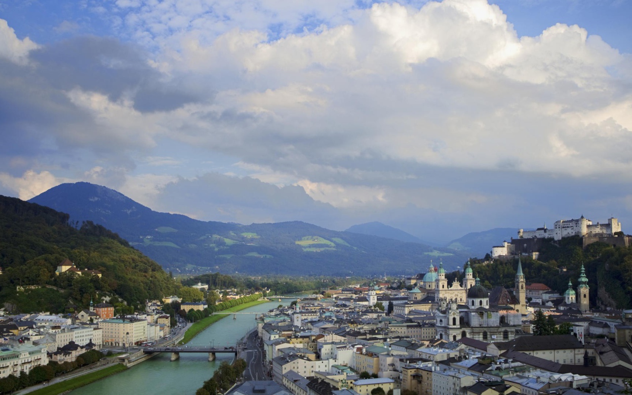 Город среди гор Зальцбург, Австрия