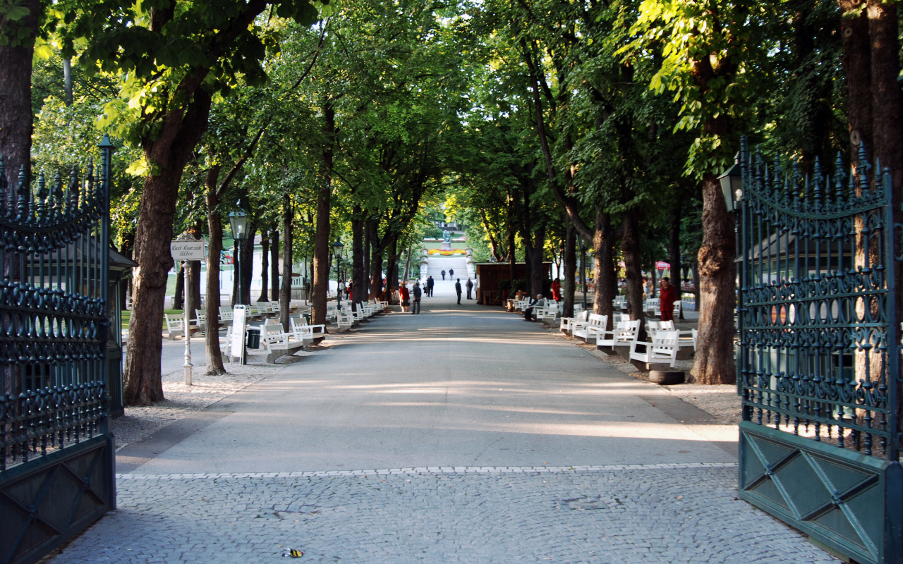 Вход в парк на курорте Баден, Австрия