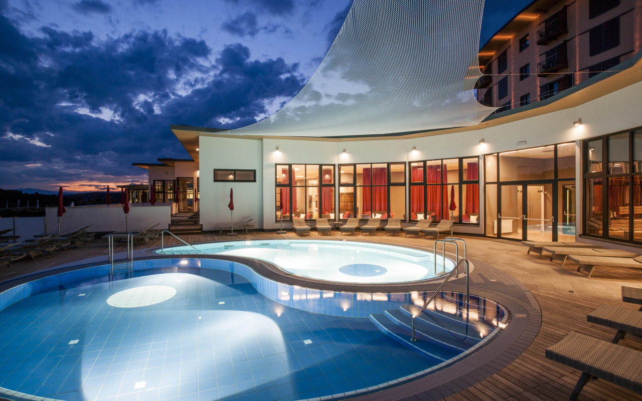 Вечерний бассейн на курорте Бад Татцмансдорф, Австрия