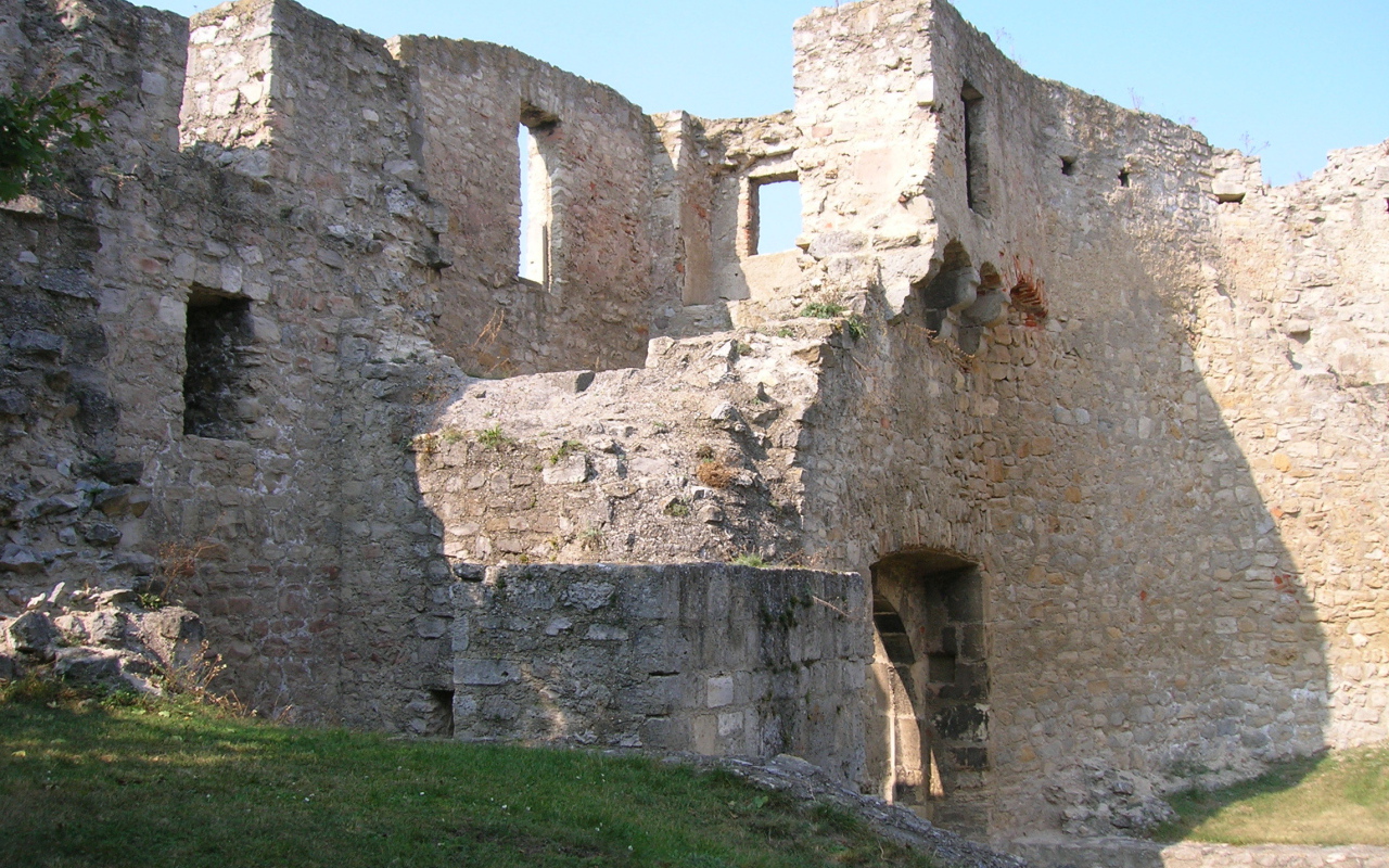 Крепостная стена в городе Гайнберг, Австрия