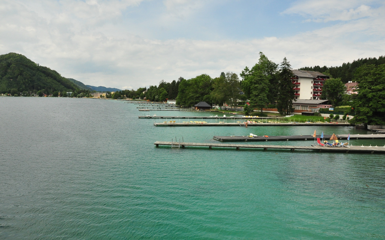 Зеленая вода на озере Клопайнер Зее, Австрия