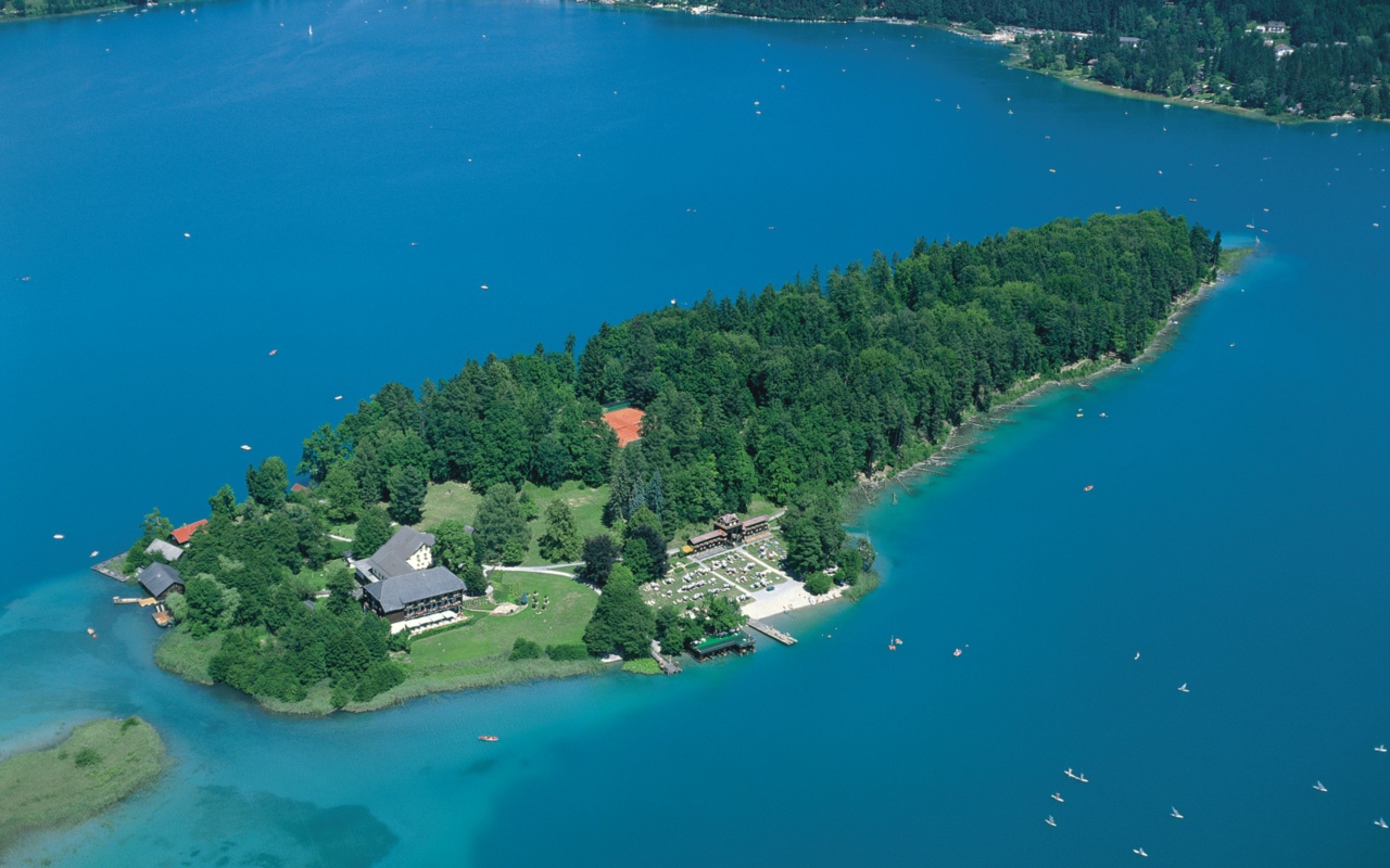 Остров на озере на курорте Фаакер-Зее, Австрия