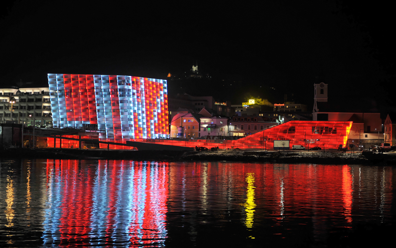 Ночная иллюминация в городе Линц, Австрия
