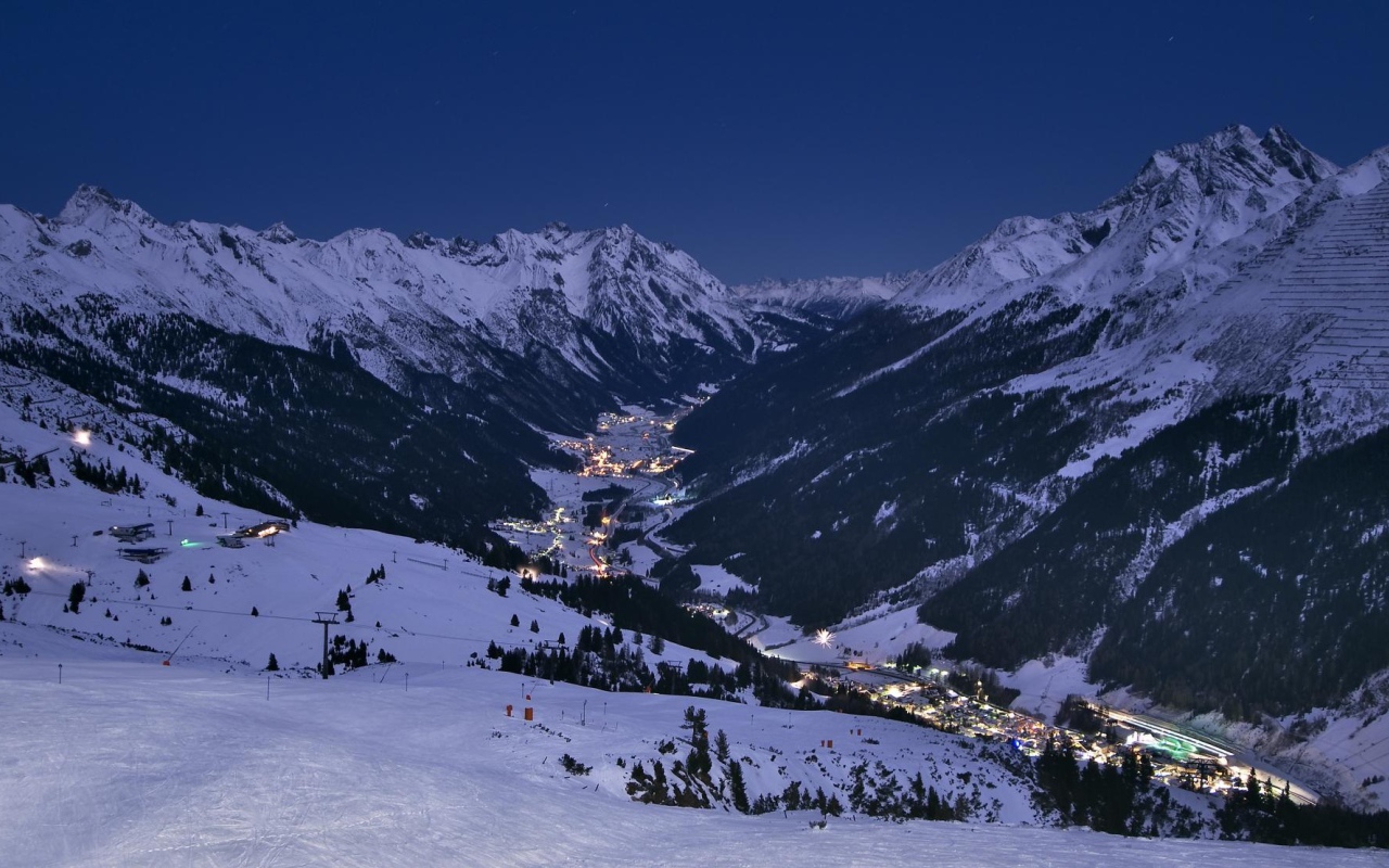 Ночные огни на горнолыжном курорте Лех, Австрия