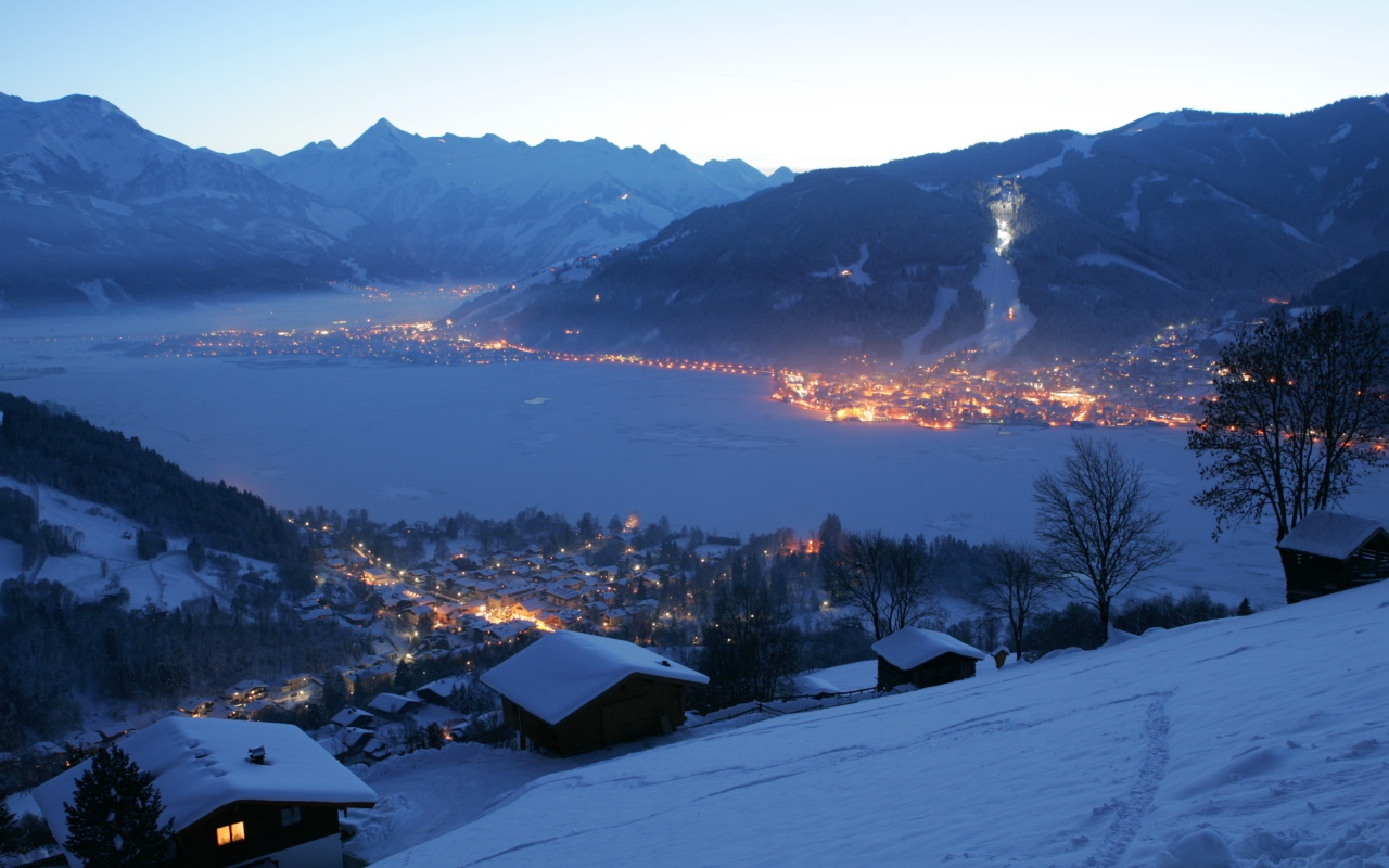 Ночные огни на курорте Цель-ам-Зее, Австрия