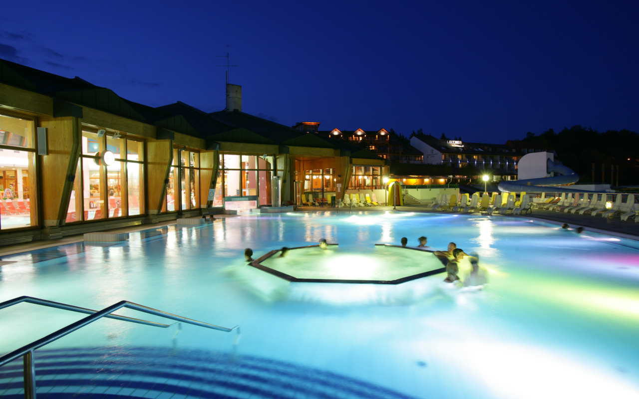 Ночной бассейн на курорте Бад Лойперсдорф, Австрия