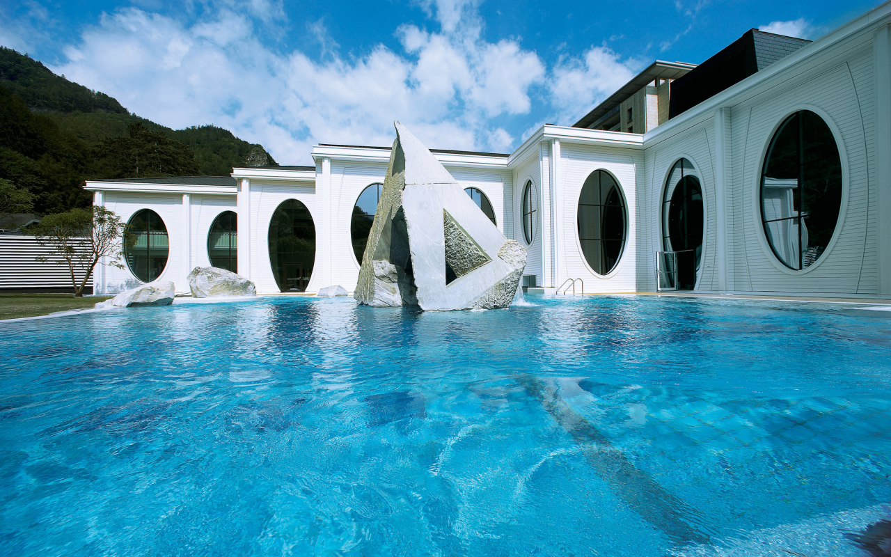 Скульптура в бассейне на курорте Бад Лойперсдорф, Австрия