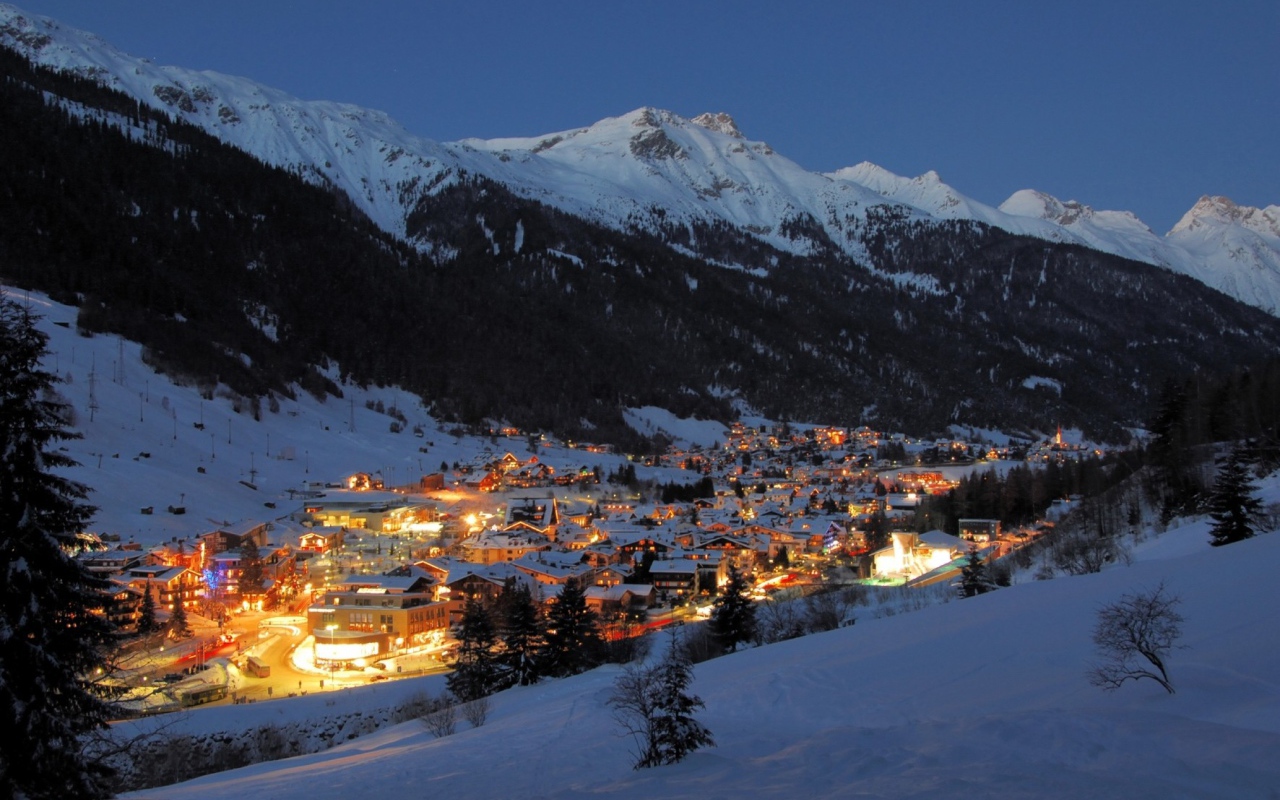 Сияющий город на горнолыжном курорте Сант Антон, Австрия