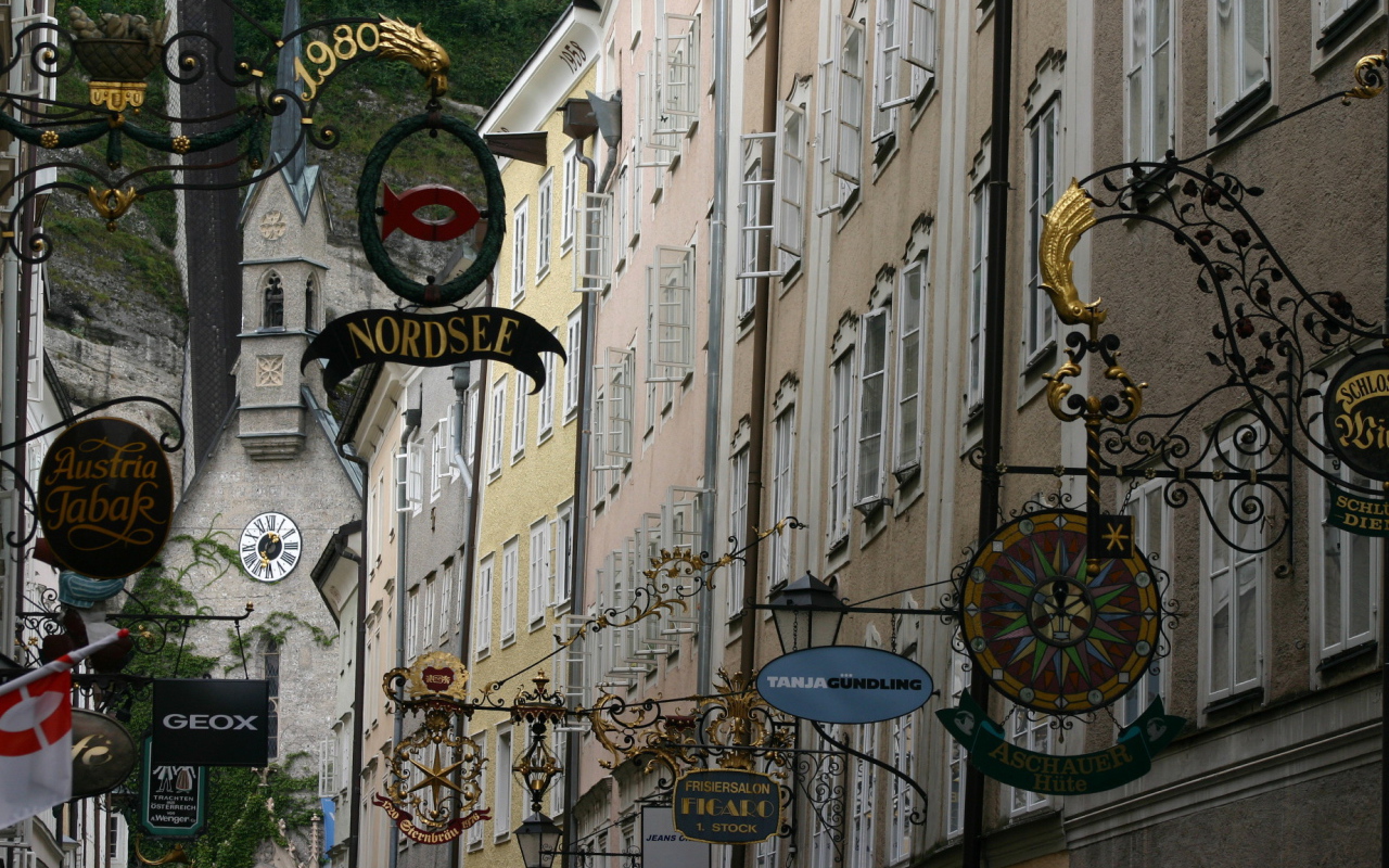 Вывески магазинов в городе  Зальцбург, Австрия