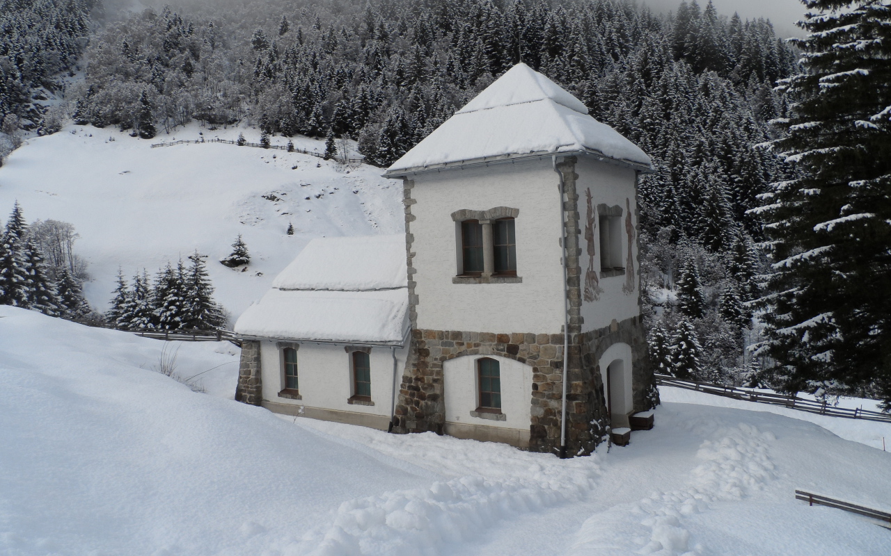 Заснеженный домик в городе Нойштифт, Австрия