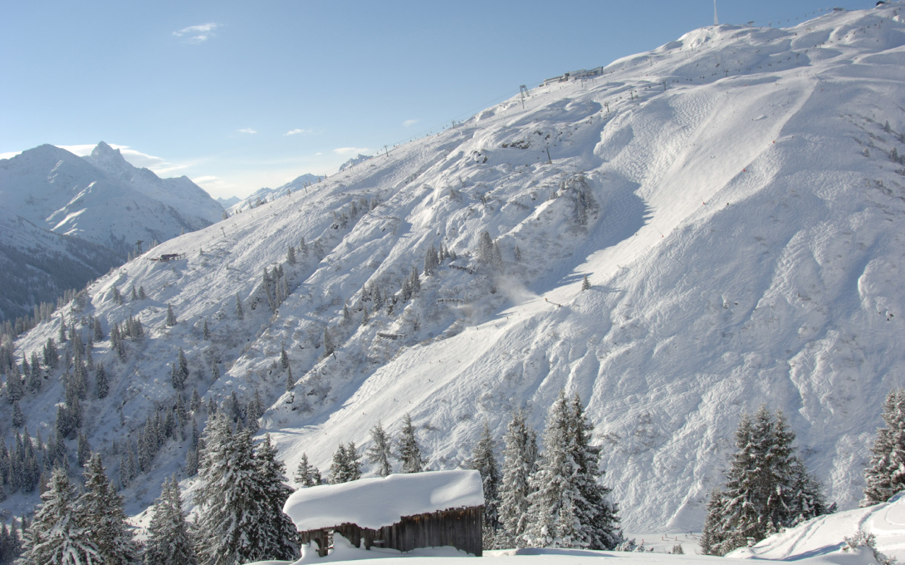 Заснеженный склон на горнолыжном курорте Сант Антон, Австрия