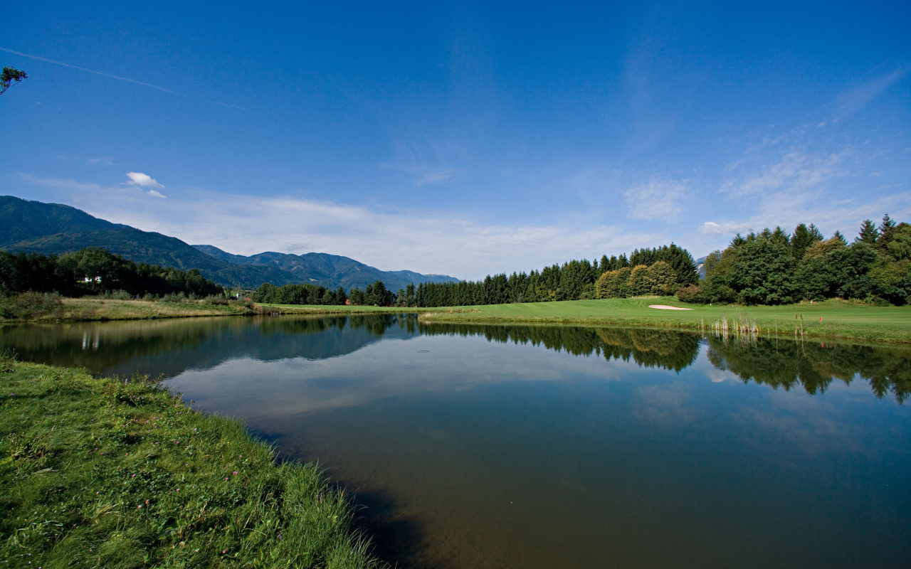 Водная гладь озера на курорте Фаакер-Зее, Австрия