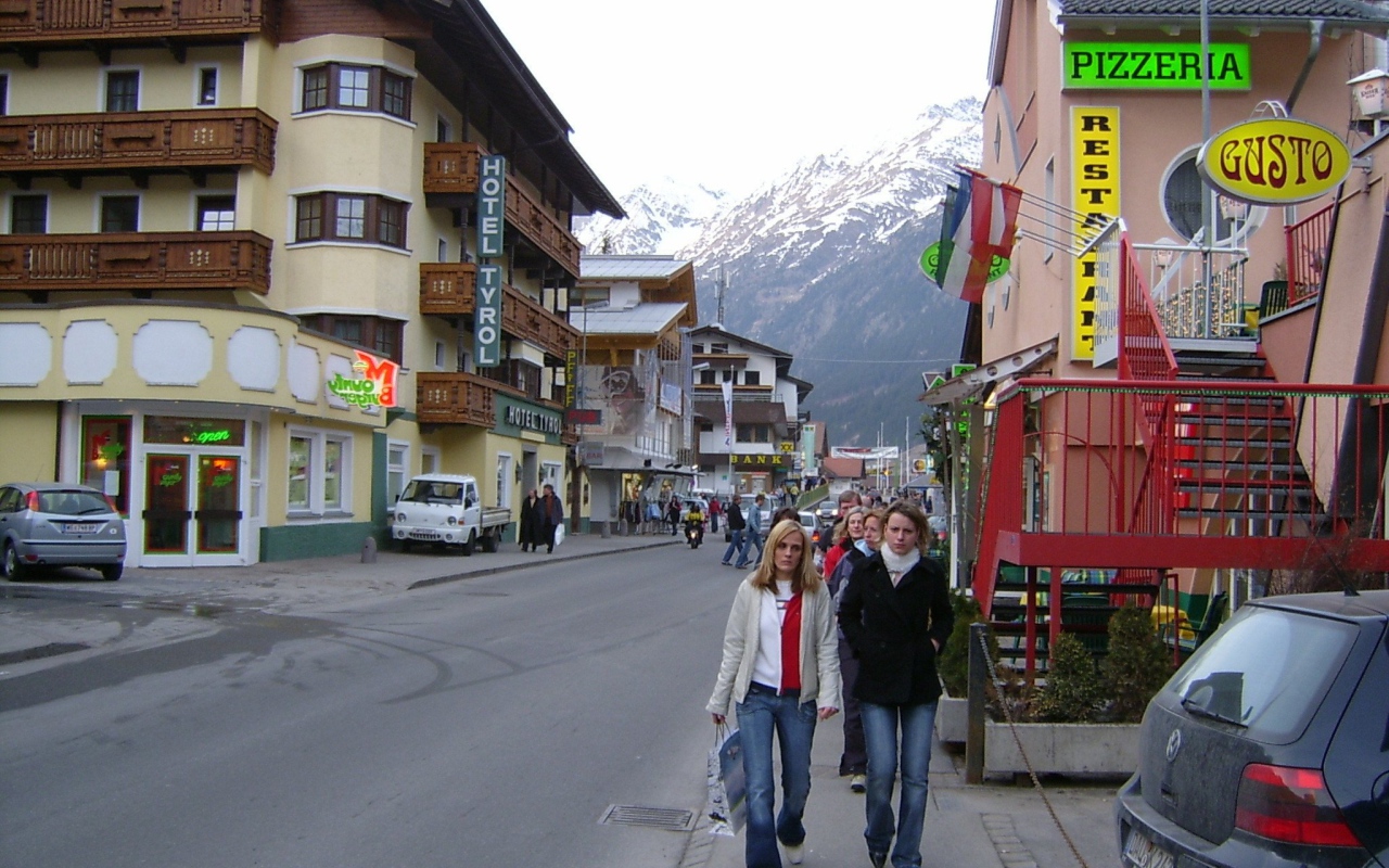 Прогулка по улице на горнолыжном курорте Зёльден, Австрия